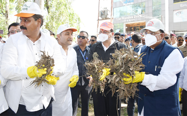 मुख्यमंत्री धामी ने लगाई झाड़ू…….कहा- मन में रखना होगा स्वच्छ भारत बनाने का सपना