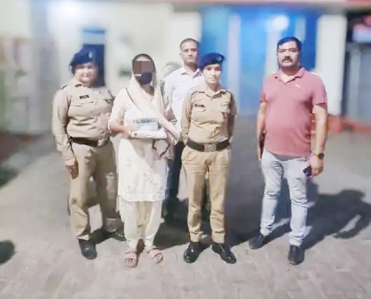 (Woman Smuggler caught with Smack worth 78 lakh) एसटीएफ को सफलता- महिला तस्कर गिरफ्तार, 78 लाख की स्मैक बरामद - Sajag Pahad  (सजग पहाड़)