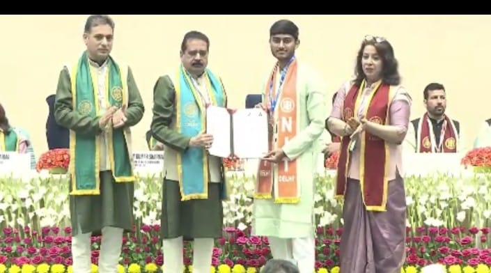 हल्द्वानी प्रियांशु गुणवंत को NIT दिल्ली के दीक्षांत समारोह में मिला रजत पदक