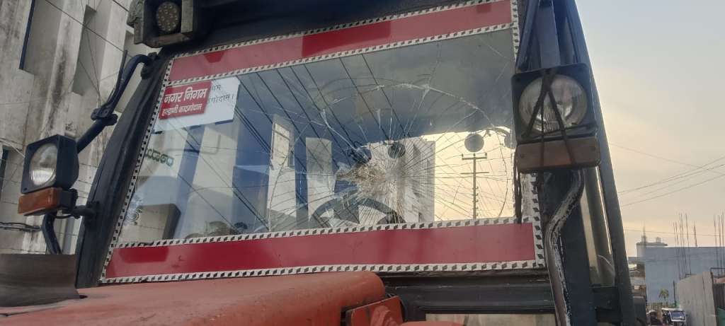 हल्द्वानी: अतिक्रमण हटाने गई टीम पर पथराव, जेसीबी का शीशा टूटा, ये है मामला
