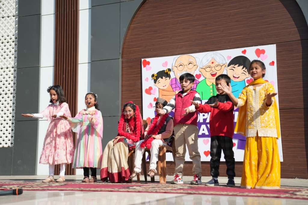 हल्द्वानी: इंस्पिरेशन पब्लिक स्कूल में धूमधाम से मनाया गया ग्रैंडपेरेंट्स डे, ऐसे बनाया खास प्रोग्राम
