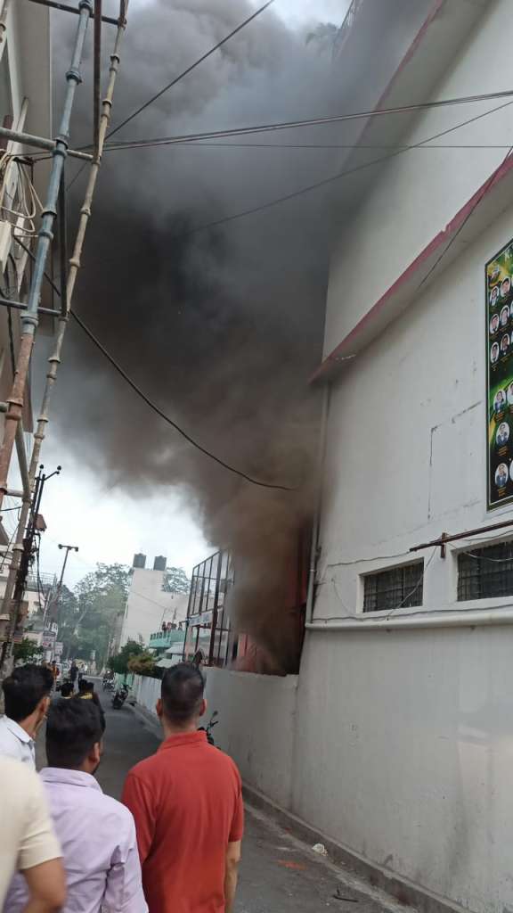 हल्द्वानी के केवीएम स्कूल में भीषण आग, दो बसें और बिल्डिंग की ऊपरी मंजिल जलकर खाक(वीडियो)